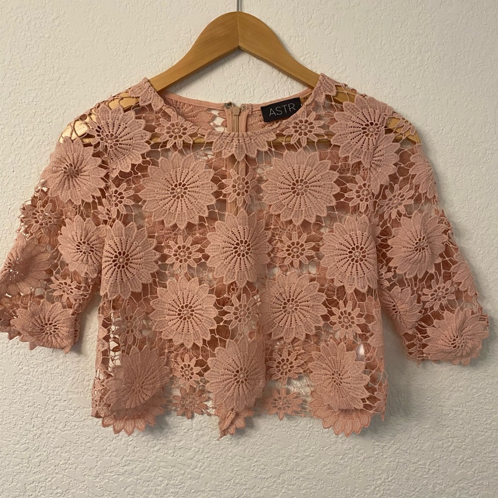 ASTR THE LABEL Light Pink Lace Flowers Crochet Crop Top